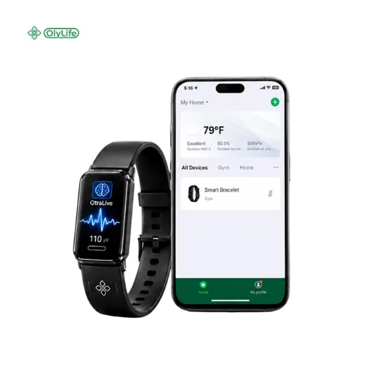 Smart Health Bracelet med OtraLive-skærmen ved siden af en smartphone med OtraLive App